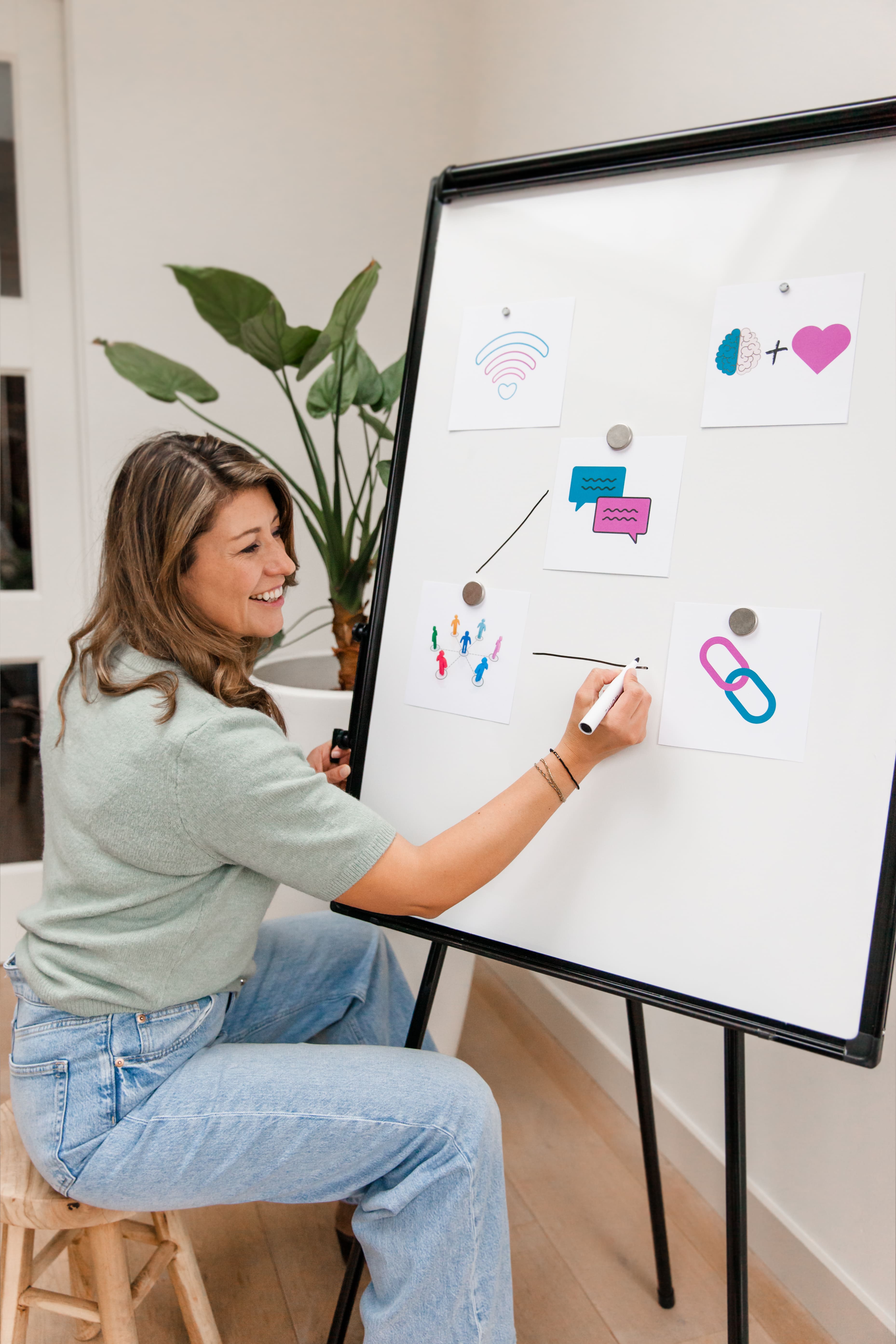 Juanita zittend bij whiteboard